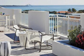 Dîner et souper servis sur place, cuisine espagnole, vue sur la mer