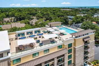 Outdoor pool, free cabanas, pool umbrellas