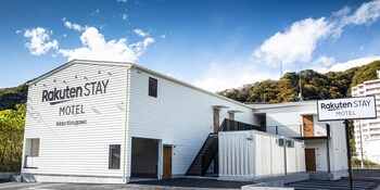 Selimut bulu angsa, meja kerja, dan ruang kerja ramah laptop