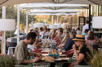 Petit déjeuner buffet (22 EUR par personne)