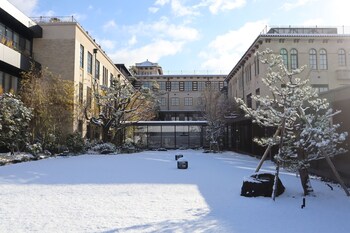 Majoituspaikan julkisivu illalla/yöllä