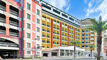 Hồ bơi ngoài trời phục vụ theo mùa, nhân viên cứu hộ trong khuôn viên 