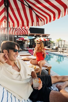 Breakfast, lunch, dinner served; alfresco dining