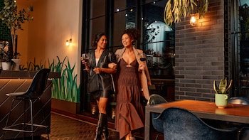 Déjeuner, dîner et souper servis sur place, restaurant en plein air 