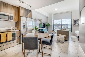 Piscine extérieure, chaises longues