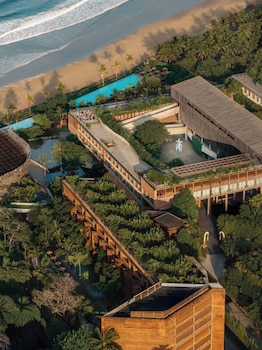 2 outdoor pools, free cabanas, pool umbrellas