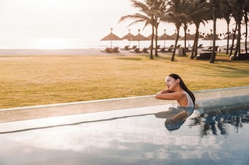 4 outdoor pools, pool umbrellas, sun loungers