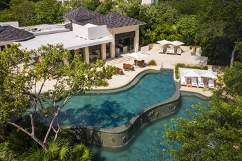 8 restaurantes; se sirve cocina mexicana