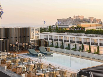 Piscine extérieure en saison, parasols