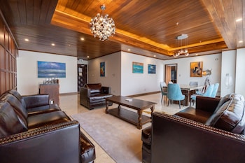 Piscina a l'aire lliure (horari: 08:00-22:00) i para-sols 