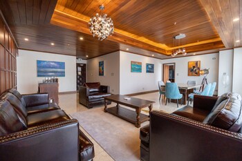 Una piscina al aire libre (de 08:00 a 22:00), sombrillas