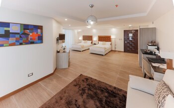 Piscine extérieure, parasols de plage