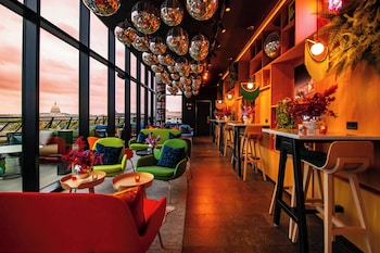 2 restaurants; dinner served 