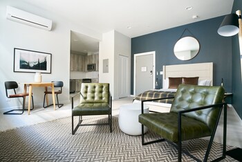 Studio, 1 Queen Bed | Private kitchen