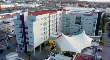 Piscine extérieure, chaises longues