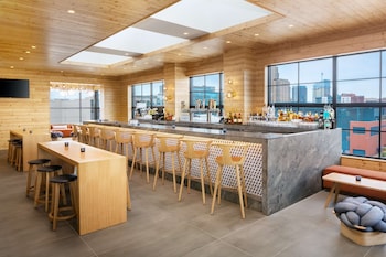 Vista frontal de la propiedad por la tarde o noche