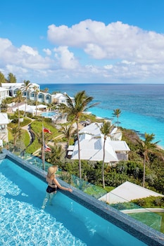 4 albercas al aire libre, sombrillas en la alberca y camastros 