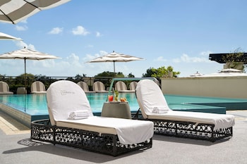 3 restaurants, breakfast, lunch, dinner served; Caribbean cuisine 