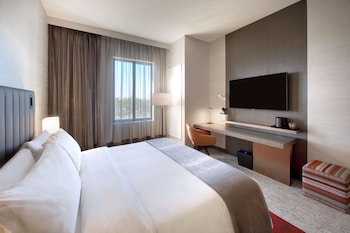 Kolam renang terbuka, dibuka dari pukul 7:00 hingga 18:30, payung kolam