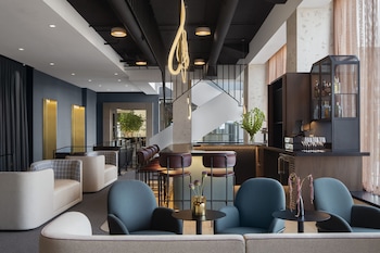 Breakfast, lunch, dinner served; local and international cuisine