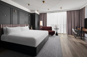 Breakfast, lunch, dinner served; local and international cuisine