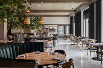 Déjeuner et dîner servis sur place, cuisine locale et internationale