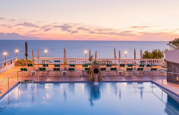Indoor pool, seasonal outdoor pool, pool umbrellas, sun loungers
