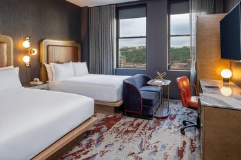 Serves lunch and dinner