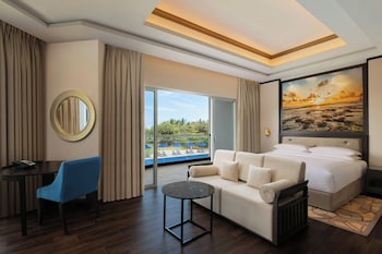 2 piscines extérieures, accès possible de 6 h à 20 h, parasols