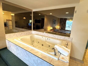 Executive Room, 1 King Bed (Jacuzzi) | Jetted tub
