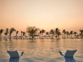 2 outdoor pools, open 7:00 AM to 8:00 PM, free cabanas, pool umbrellas