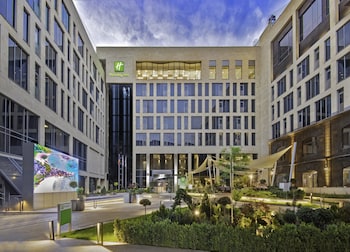 Piscine couverte, accès possible de 06 h 30 à 22 h 30, chaises longues 