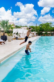 2 bars/lounges, swim-up bar, poolside bar