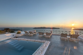 Deluxe Studio (Outdoor Hot Tub, Caldera View) | Jetted tub