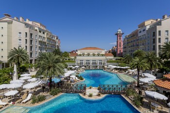 Una piscina techada, 2 piscinas al aire libre, sombrillas