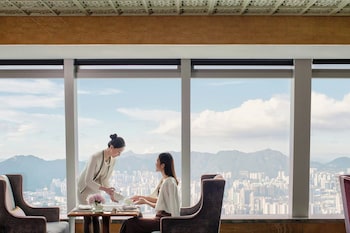 独立的浴缸和淋浴、大花洒淋浴喷头、名牌洗护用品、吹风机