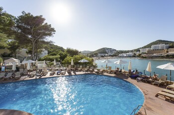 Outdoor pool, pool umbrellas, sun loungers