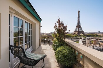 Dúplex, vista a la ciudad (Duplex Suite, Eiffel View) | Área de sala de estar | Televisión de pantalla plana de 43 pulgadas con canales por cable 
