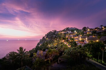 Piscine extérieure, chaises longues