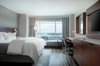 Piscine extérieure, chaises longues