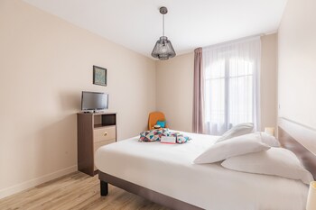 Daily buffet breakfast (EUR 13.9 per person)