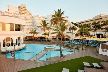Outdoor pool, pool umbrellas, sun loungers