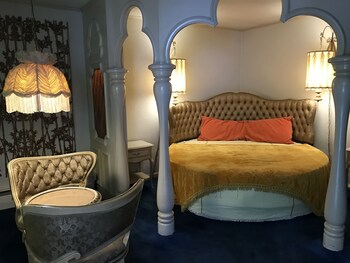 Suite de luna de miel, 1 cama King size, para no fumadores, tina | Escritorio, camas extra, wifi gratis y ropa de cama