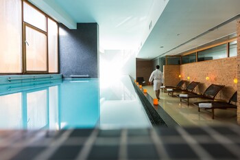 Hồ bơi trong nhà, hồ bơi ngoài trời, ghế dài tắm nắng 
