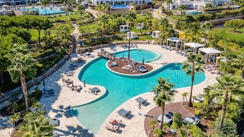 Piscine intérieure, piscine extérieure, cabanas (supplément)