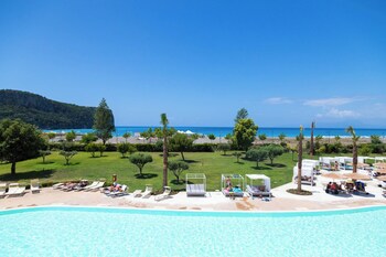 Piscine extérieure, parasols, chaises longues