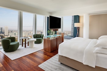 Deluxe Room, 1 King Bed, Non Smoking | 1 bedroom, premium bedding, down comforters, minibar