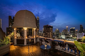 Outdoor pool, open 6:00 AM to 10:00 PM, pool umbrellas, pool loungers