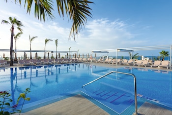 2 piscines extérieures, chaises longues