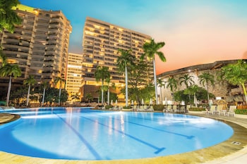 5 piscine all'aperto, ombrelloni da piscina, lettini